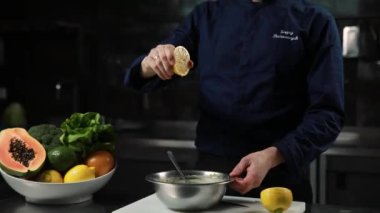 Şef bir restoranın mutfağında aşçılık yapıyor..