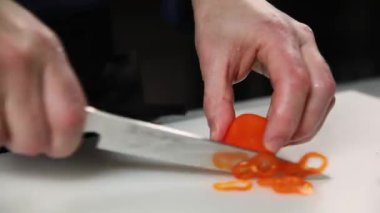 Şef bir restoranın mutfağında aşçılık yapıyor..