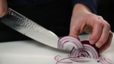 Şef bir restoranın mutfağında aşçılık yapıyor..