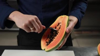 Şef bir restoranın mutfağında aşçılık yapıyor..