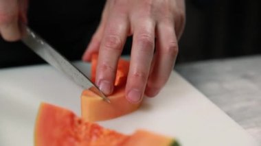 Şef bir restoranın mutfağında aşçılık yapıyor..