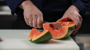 Şef bir restoranın mutfağında aşçılık yapıyor..