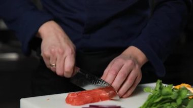 Şef bir restoranın mutfağında aşçılık yapıyor..