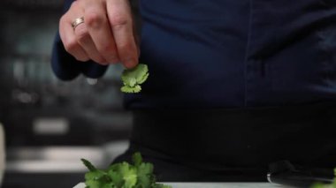 Şef bir restoranın mutfağında aşçılık yapıyor..