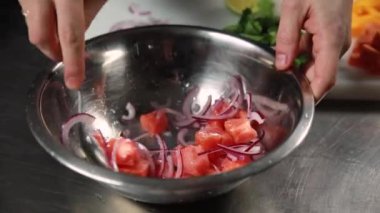 Şef bir restoranın mutfağında aşçılık yapıyor..