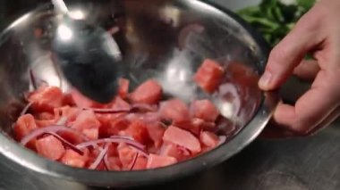 Şef bir restoranın mutfağında aşçılık yapıyor..