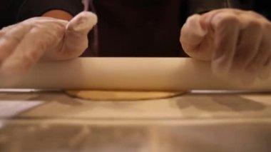 Şekerci fırında bir pasta hazırlar.