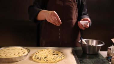 Şekerci fırında bir pasta hazırlar.