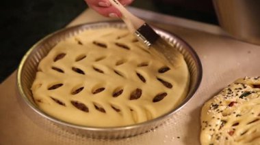Şekerci fırında bir pasta hazırlar.