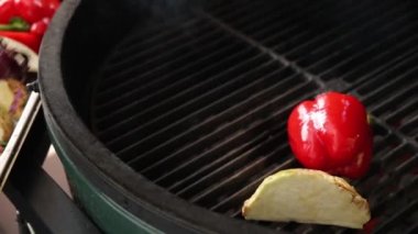 Restoran bahçesinde ızgara sebze var.