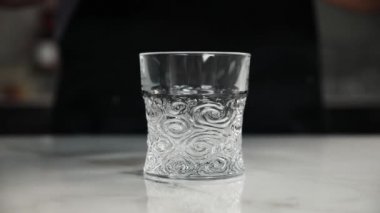 Barmen içki için baharat izliyor..