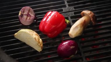 Restoran bahçesinde ızgara sebze var.