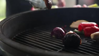 Restoran bahçesinde ızgara sebze var.