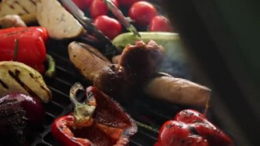 Restoran bahçesinde ızgara sebze var.