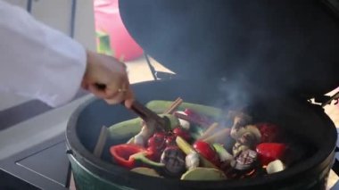 Restoran bahçesinde ızgara sebze var.