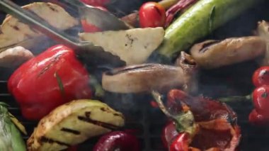 Restoran bahçesinde ızgara sebze var.