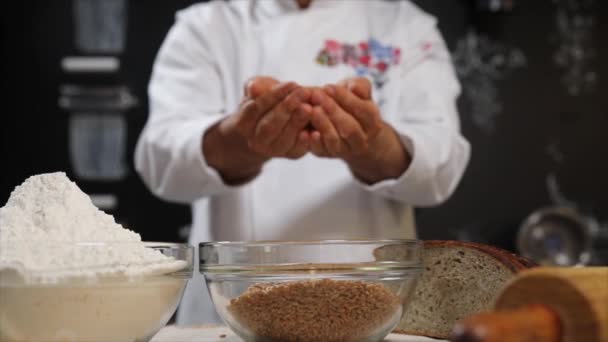 Panadero Prepara Pan Cocina — Vídeo de stock