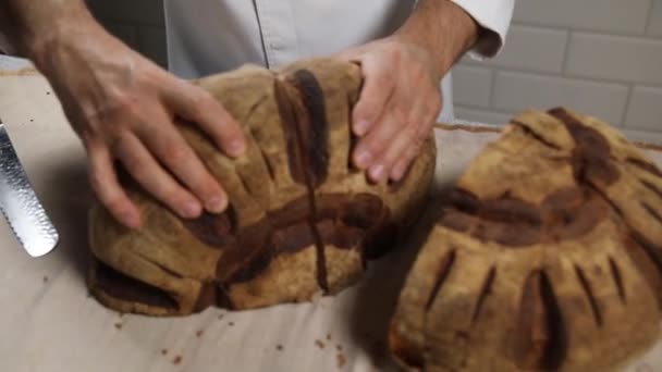 Padeiro Prepara Pão Cozinha — Vídeo de Stock