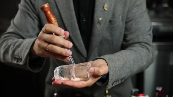 酒保准备了一杯加冰的酒精鸡尾酒 — 图库视频影像