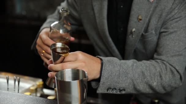 Barista Prepara Cocktail Alcolico Con Ghiaccio — Video Stock