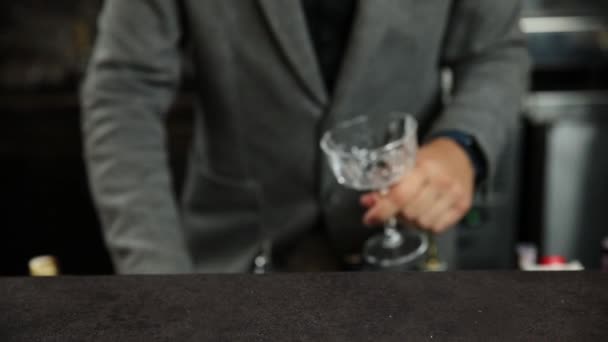 Barista Prepara Cocktail Alcolico Con Ghiaccio — Video Stock