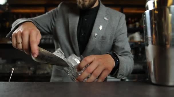 Barman Bereidt Een Alcoholische Cocktail Met Ijs — Stockvideo