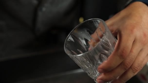 一个拿着酒杯的男人的亲密的手 一个拿着酒的酒吧 — 图库视频影像