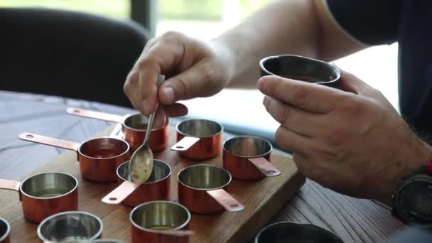 Chef Prepara Especiarias Restaurante Mesa Plano Macro — Vídeo de Stock