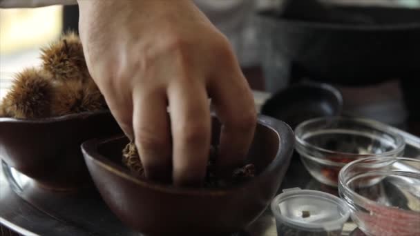 Chef Prepara Especiarias Restaurante Mesa Plano Macro — Vídeo de Stock