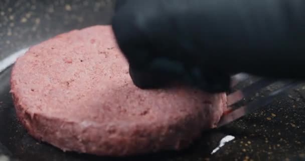 Friggere Una Cotoletta Vegetariana Hamburger — Video Stock