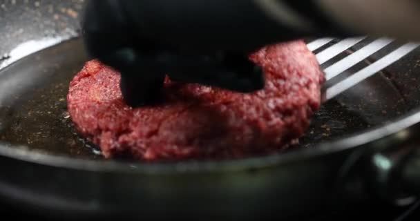 Friggere Una Cotoletta Vegetariana Hamburger — Video Stock