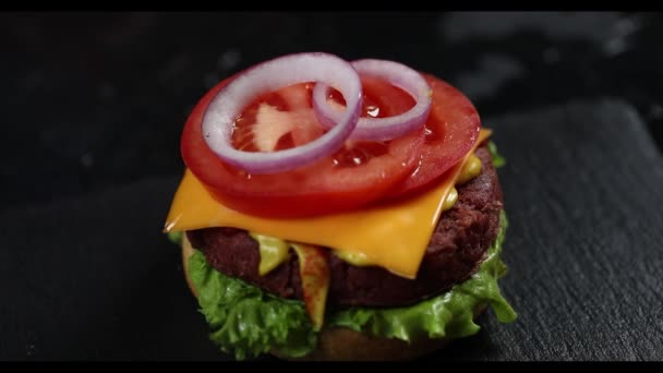 Hamburger Sajttal Zöldséggel Fekete Háttérben — Stock videók