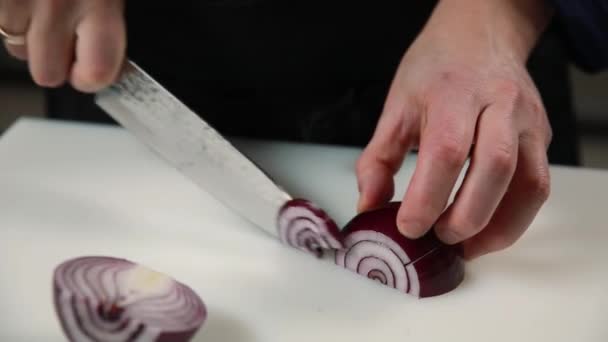 Şef Bir Restoranın Mutfağında Aşçılık Yapıyor — Stok video
