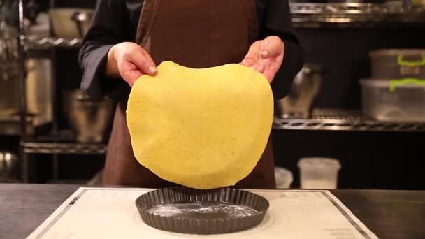 Confitero Prepara Pastel Panadería — Vídeo de stock