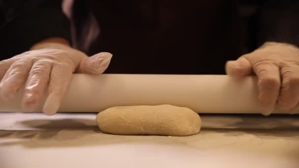 Ζαχαροπλάστης Ετοιμάζει Ένα Κέικ Στο Φούρνο — Αρχείο Βίντεο