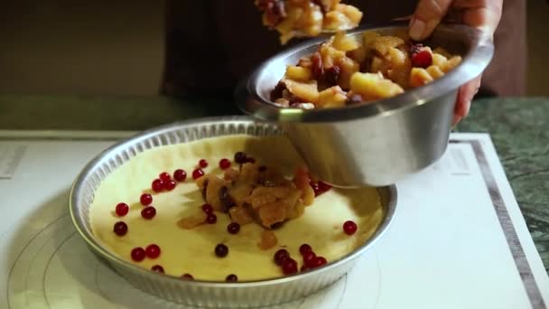 Konditor Bereitet Kuchen Der Backstube — Stockvideo