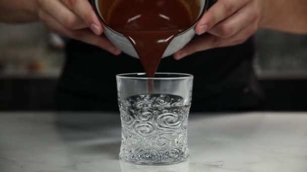 Barman Regarder Des Épices Pour Verre — Video