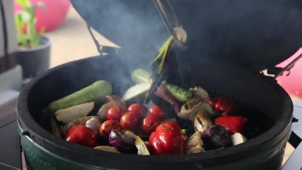 Gegrilltes Gemüse Wird Hof Des Restaurants Gegrillt — Stockvideo