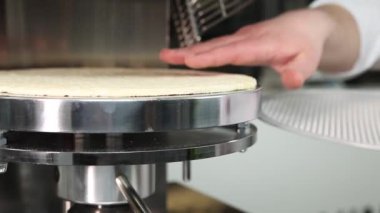 Şef sosisli ve peynirli pizza hazırlar. 