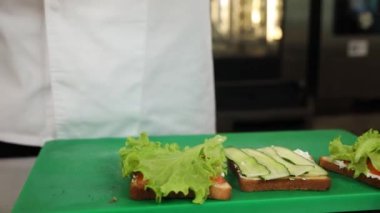 Şef mutfakta tost hazırlıyor.