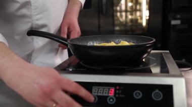 Şef deniz ürünleriyle makarna hazırlar.