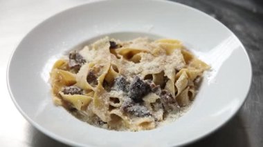 Şef deniz ürünleriyle makarna hazırlar.