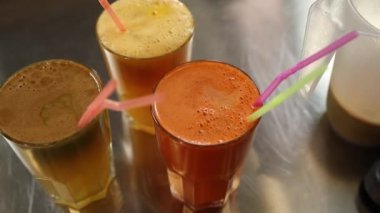 Meyve sıkacağı ve sebzeli taze meyve suyu.