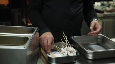 Aşçı mutfakta büyük bir karides hazırlar.