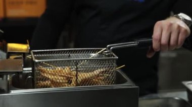 Aşçı mutfakta büyük bir karides hazırlar.