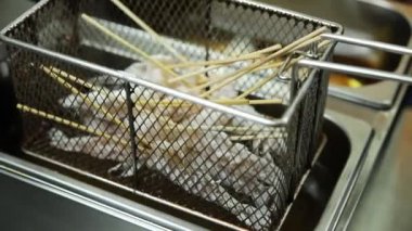 Aşçı mutfakta büyük bir karides hazırlar.