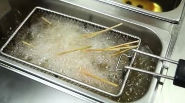 Aşçı mutfakta büyük bir karides hazırlar.