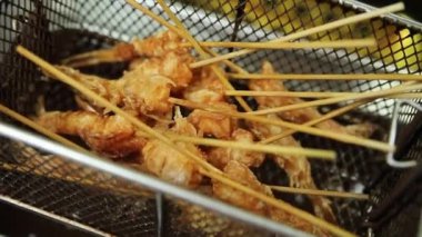 Aşçı mutfakta büyük bir karides hazırlar.