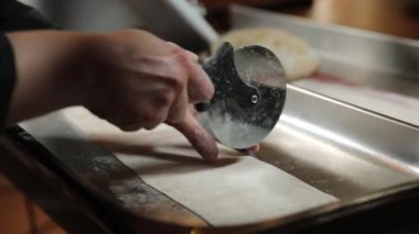 Aşçı adım adım ravioli hazırlar. Şef hamurla çalışıyor.