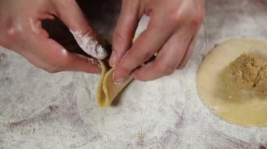 Aşçı adım adım ravioli hazırlar. Şef hamurla çalışıyor.